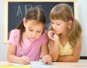 Mädchen schreiben mit einem Stift