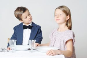 Kinder zu Tisch
